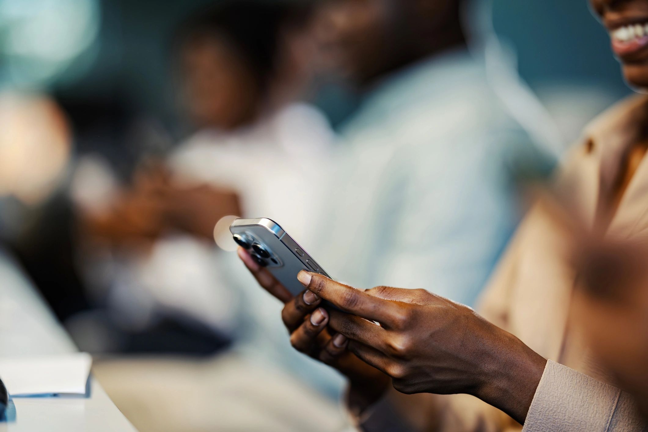 Person reading an article on a smartphone